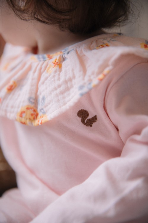 Baby pyjamas with organic Risu Risu jersey and floral collar