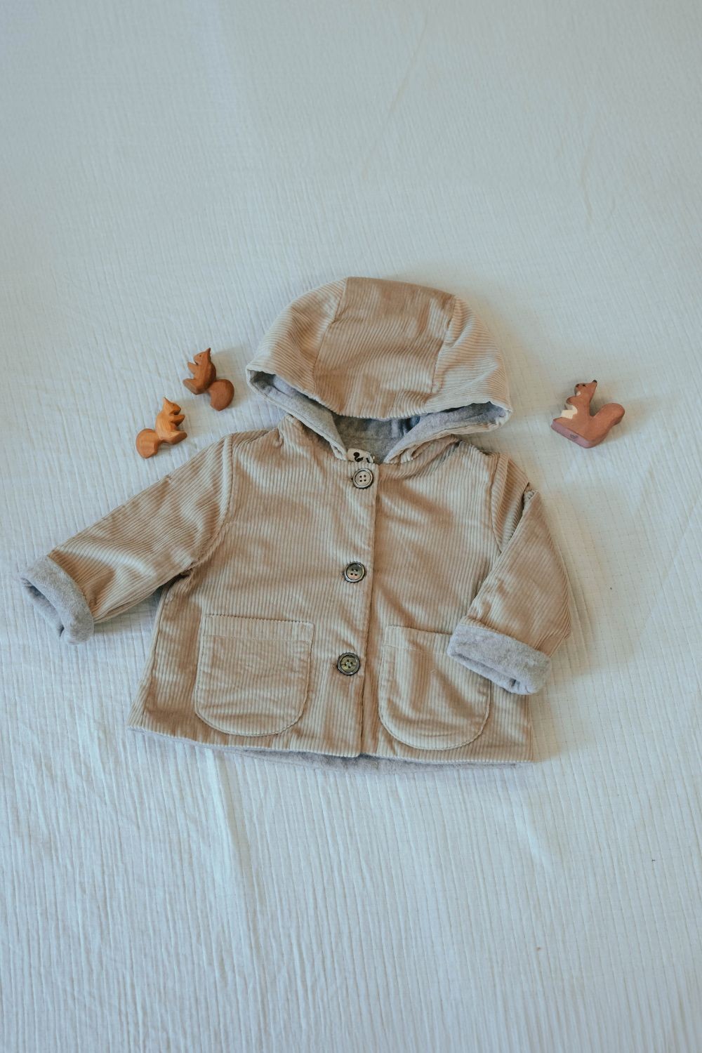 Baby coat in beige velvet